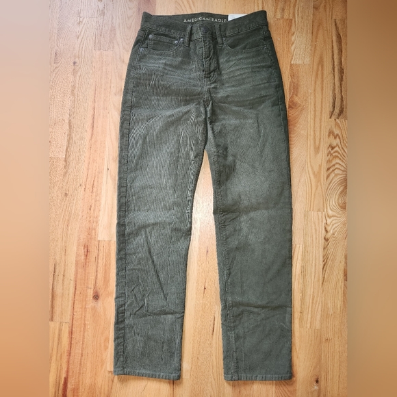 NWT American Eagle 90's Straight Leg Olive Green Corduroy Pant Size  4 - Picture 1 of 3